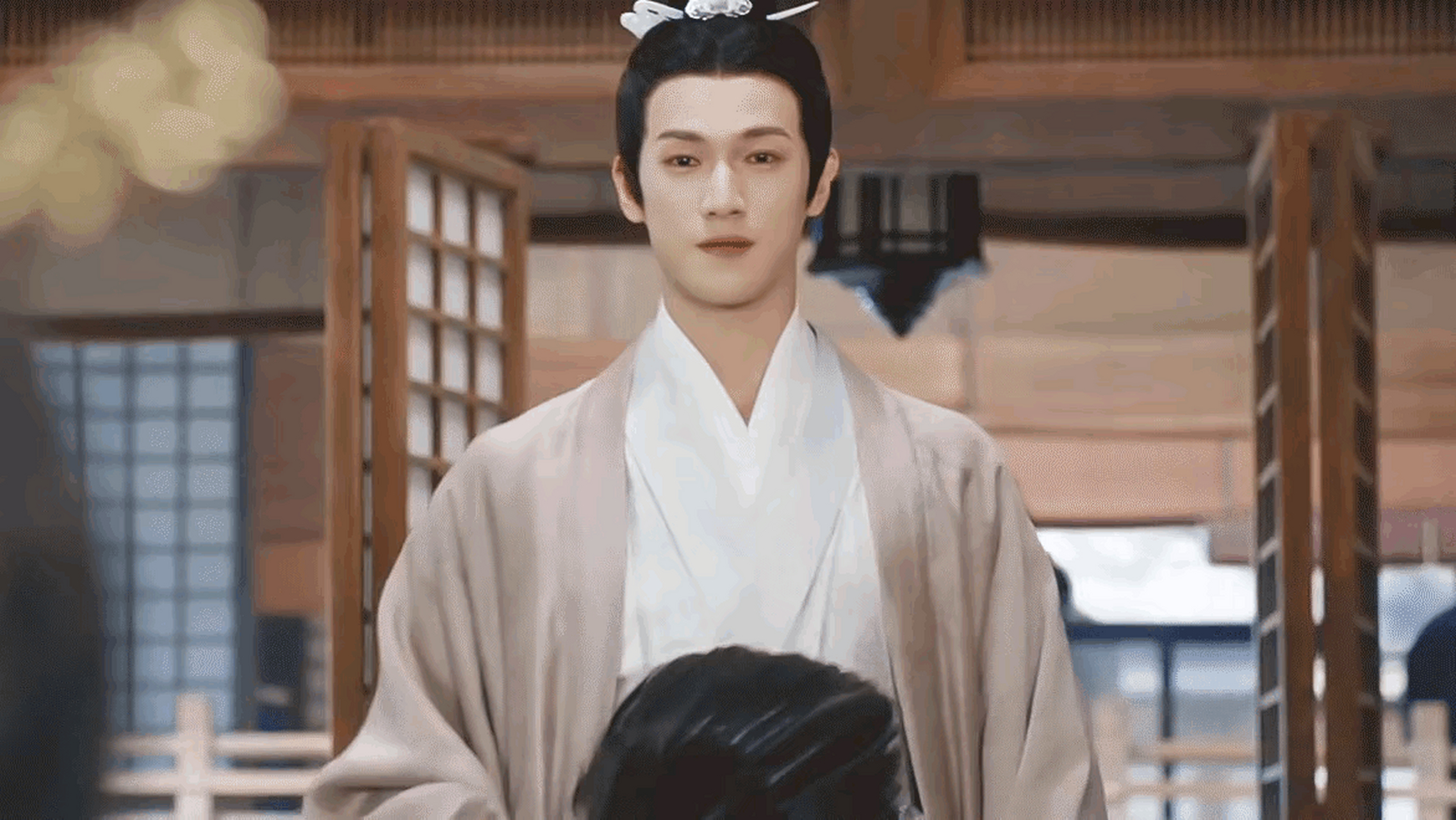 难怪袁善见的仪态这么好  真是陌上人如玉,原来是质子训练营出来的啊