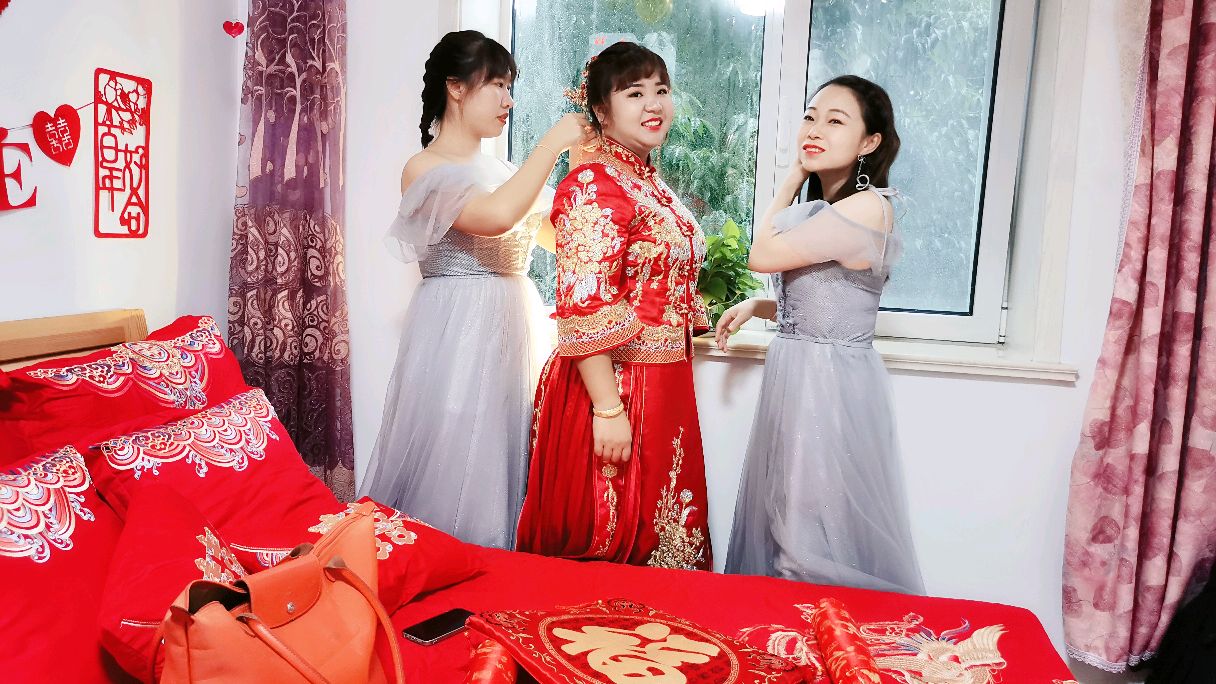 青岛小妹出嫁,新加坡同事当伴娘,爸爸做滚蛋饺,终于嫁出去了