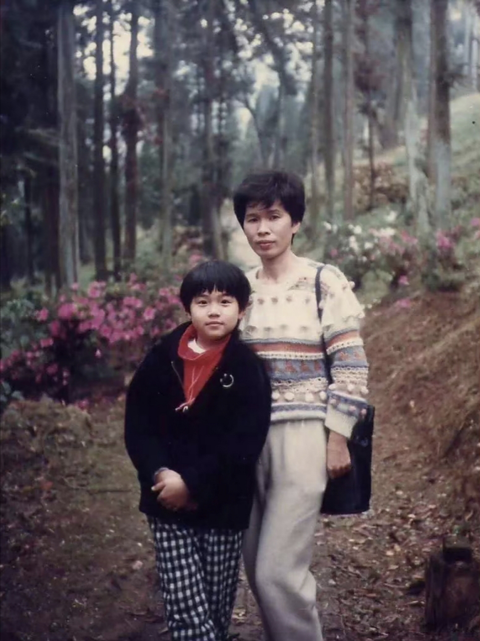 周杰伦珍贵旧照,小时候真的好乖,被母亲养的白白胖胖的,虽然是单亲