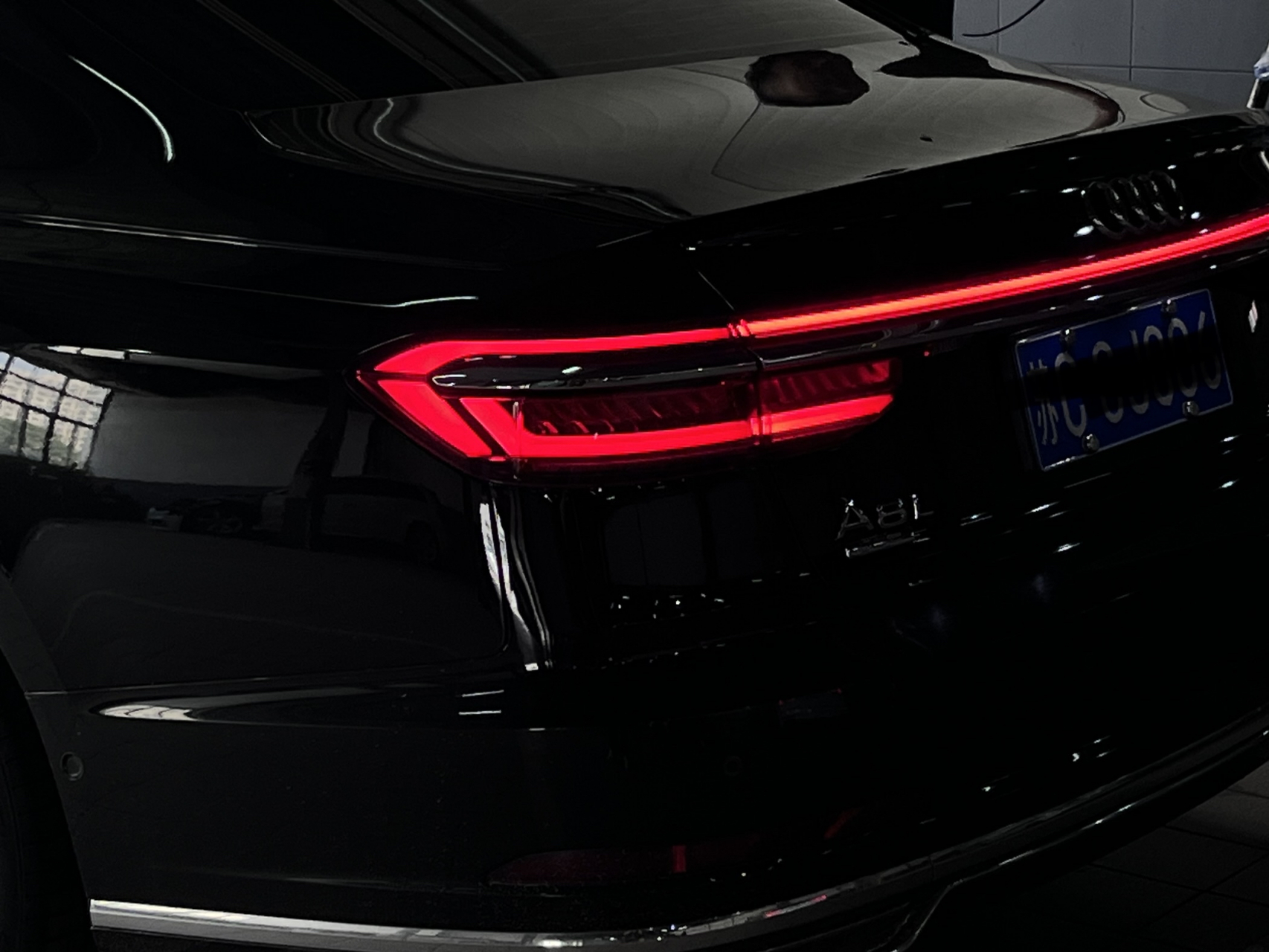 奥迪a8的一贯式尾灯设计[赞同]@文汇报