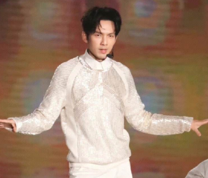 钟汉良在菜市场出现,他穿着老头衫肚腩明显,看起来老十岁引热议