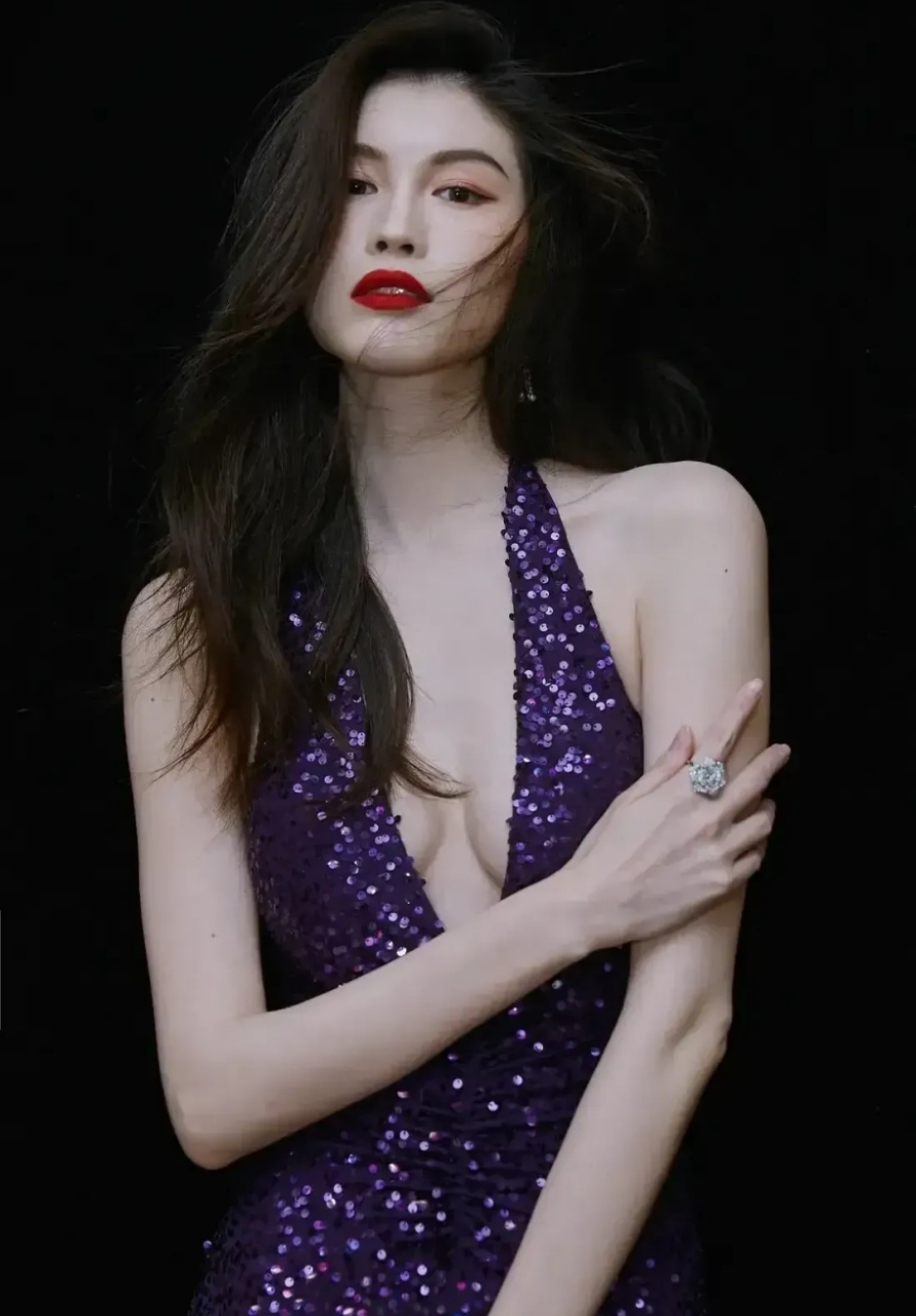 何穗,肤白貌美大长腿,非常的性感妩媚,高挑女神,为数不多的登上维密