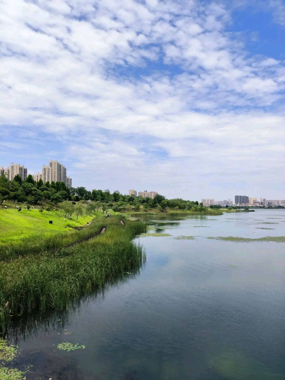 长沙松雅湖,被称为长沙"小三亚": 面积很大,休闲散步,跑步运动,拍照