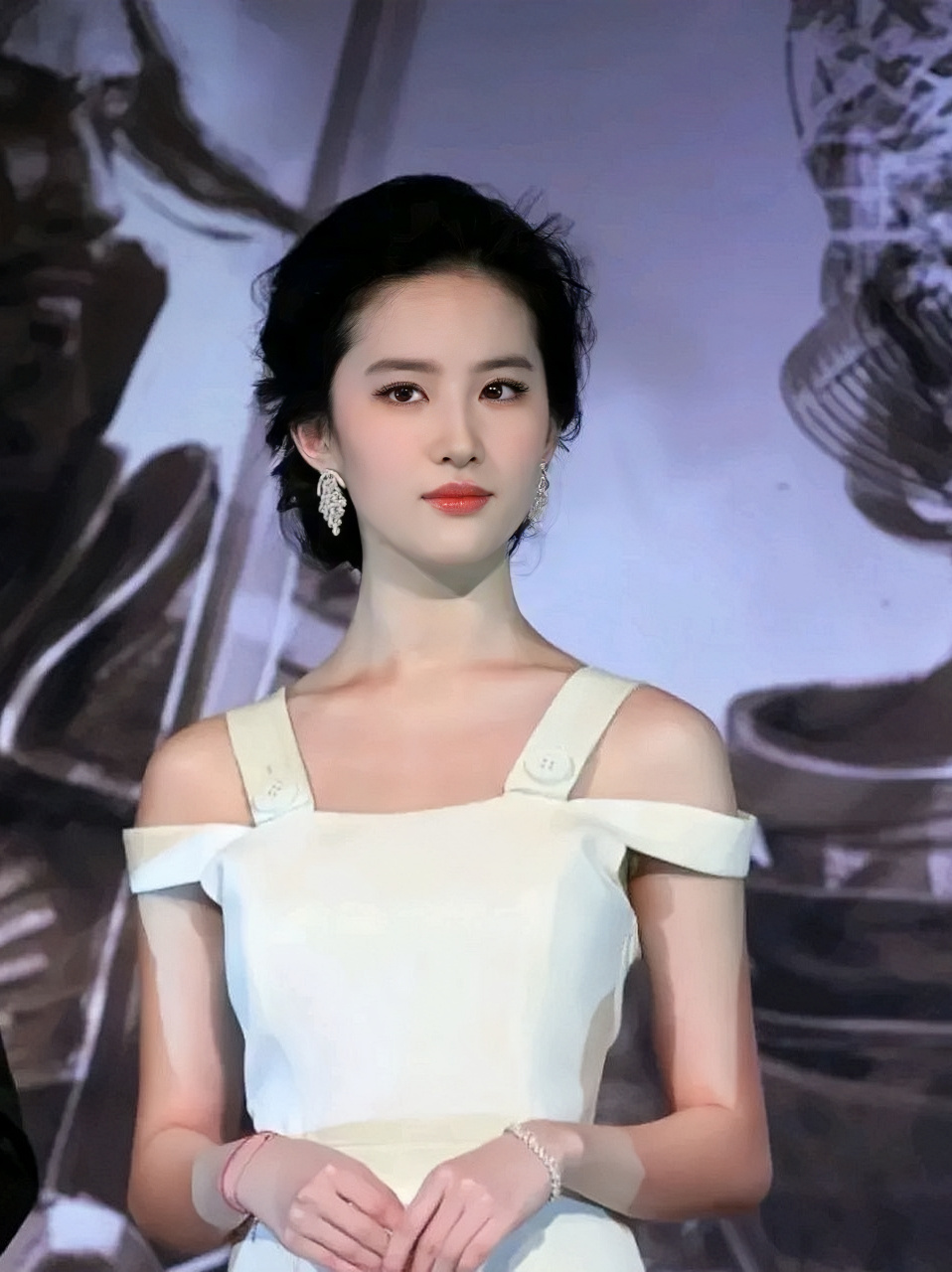 发现最适合刘亦菲的是这种完全梳上去的大光明带点蓬松的盘发,骨相