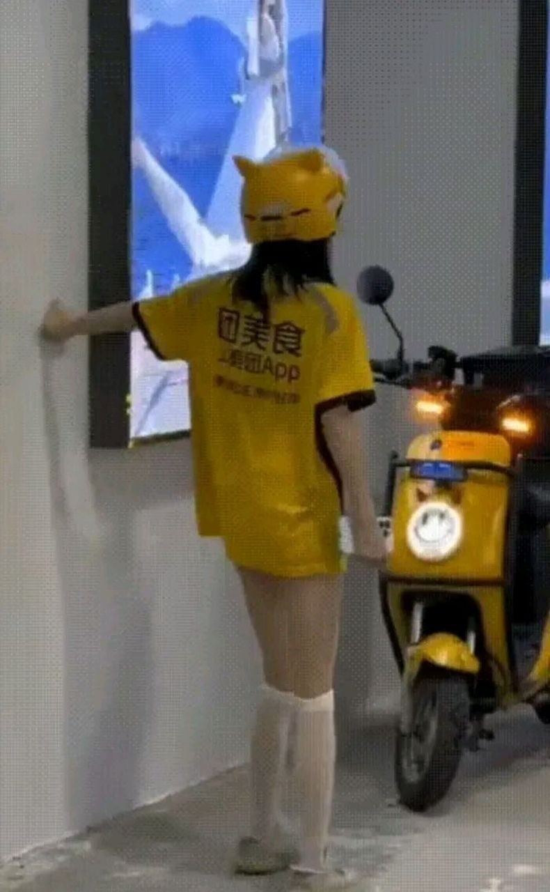 唉,外卖小姐姐太辛苦了,脚都打哆嗦了