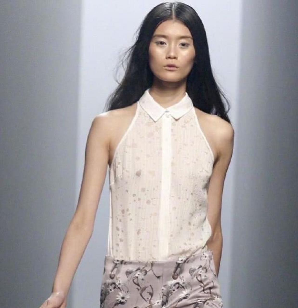 考古奚梦瑶老照片,以前的脸型好方啊.