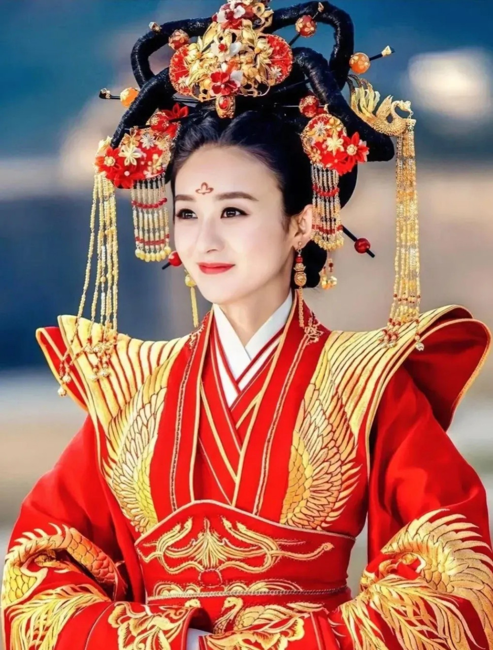 再来一组赵丽颖的古装剧照凤冠霞帔真是太美了!