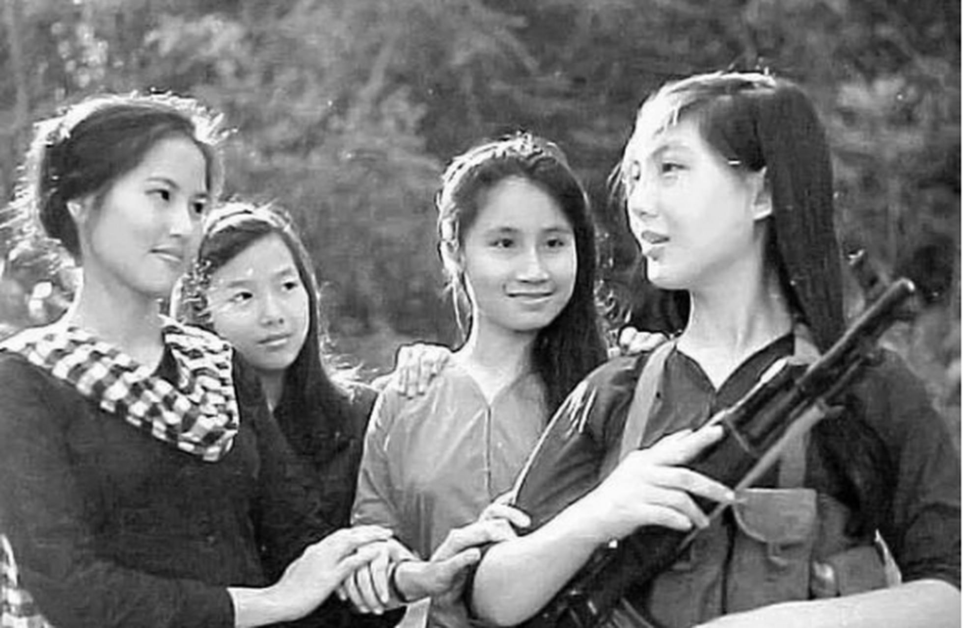 对越反击战中的越南女兵们,她们看似人畜无害,但我军战士前期因对她们