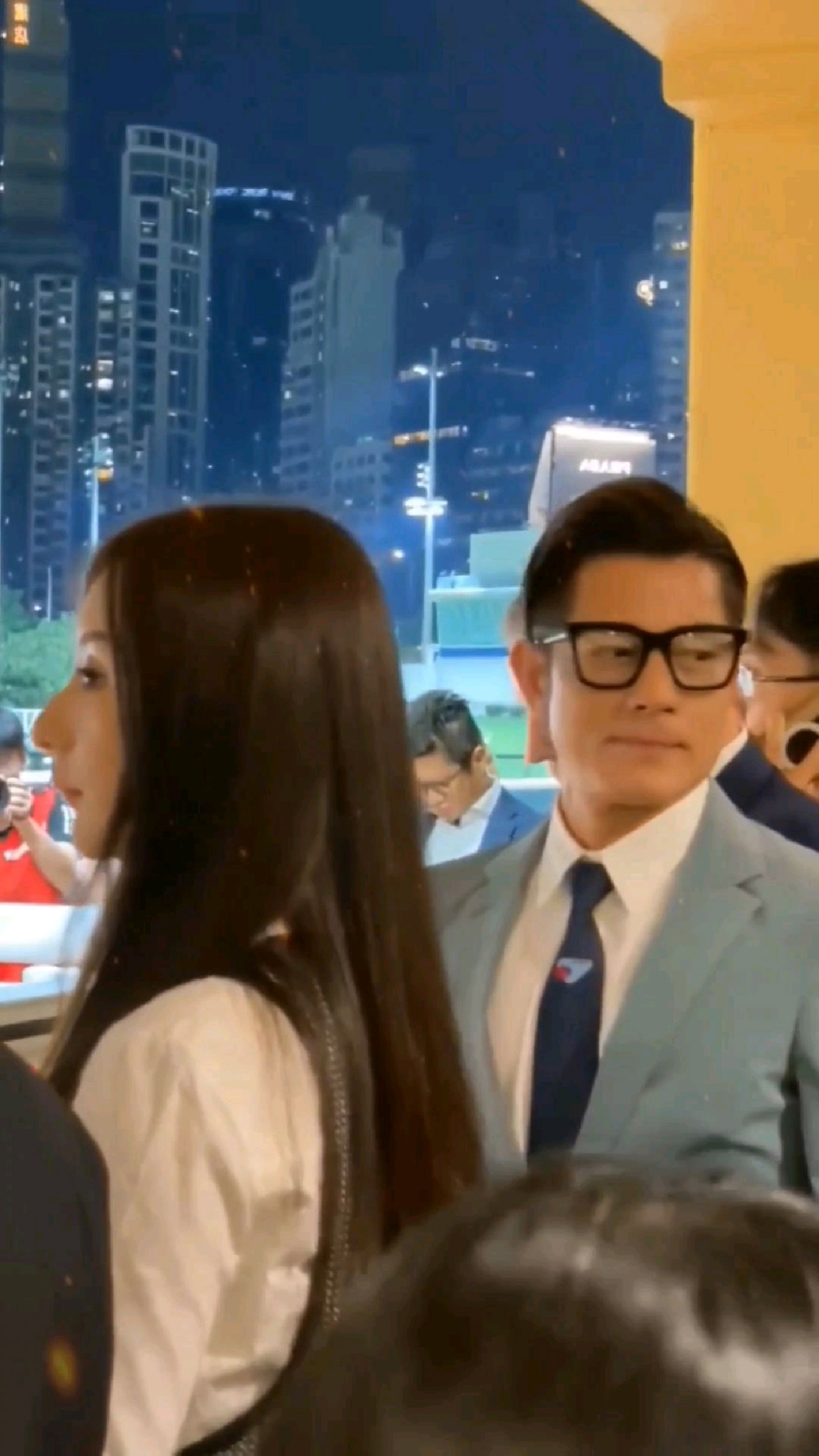 郭富城和爱妻方媛去香港跑马场观看比赛方媛一身简装既美丽又大方不愧