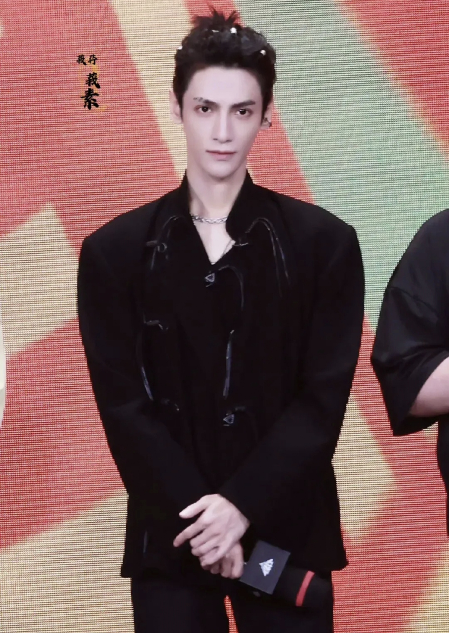 罗云熙的丑照在头条飘一天了,来几张真实一点的洗洗眼睛!