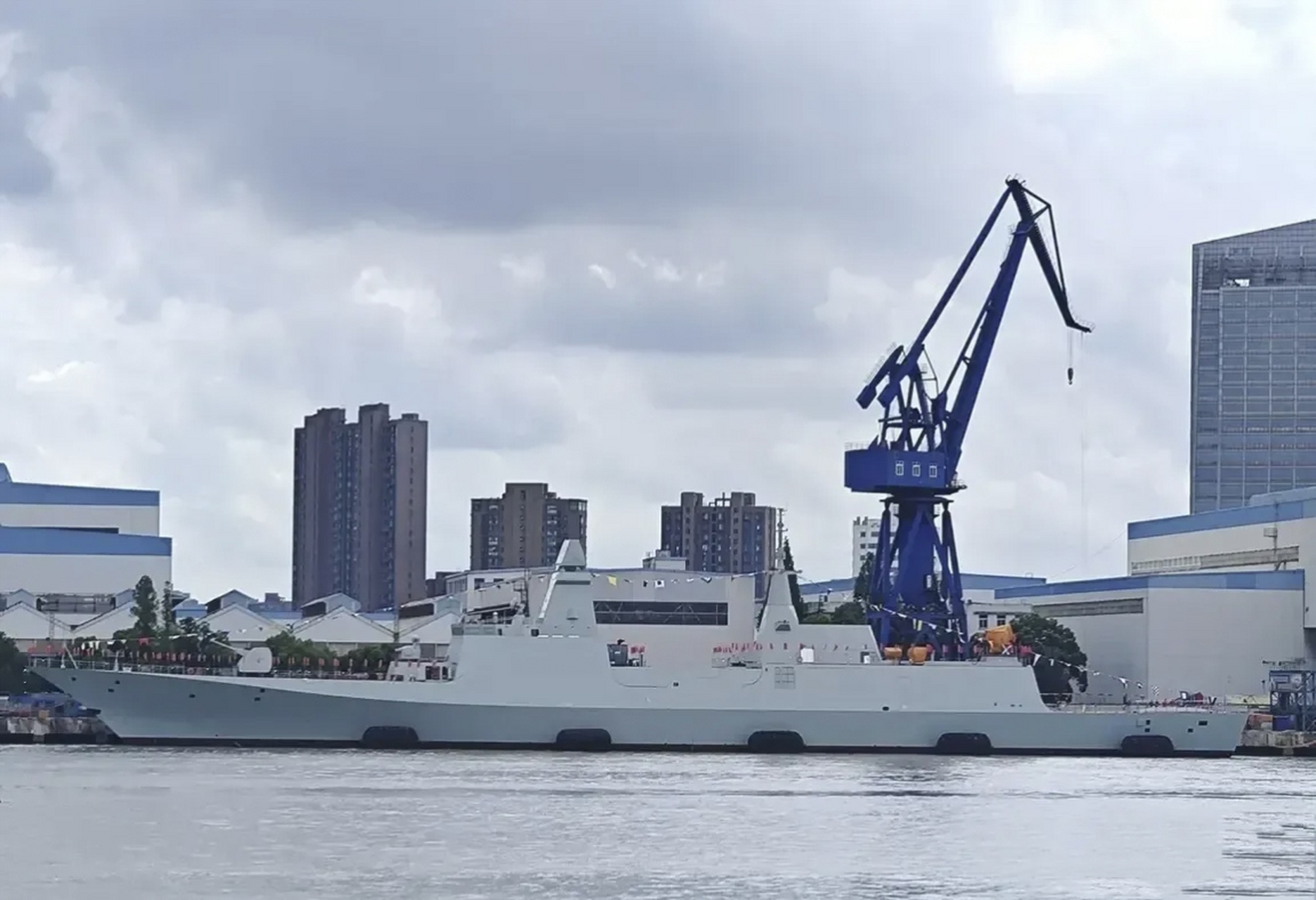 新下水的054b的100毫米主炮引起热议,可能大家觉得这个"大土豆"削得不