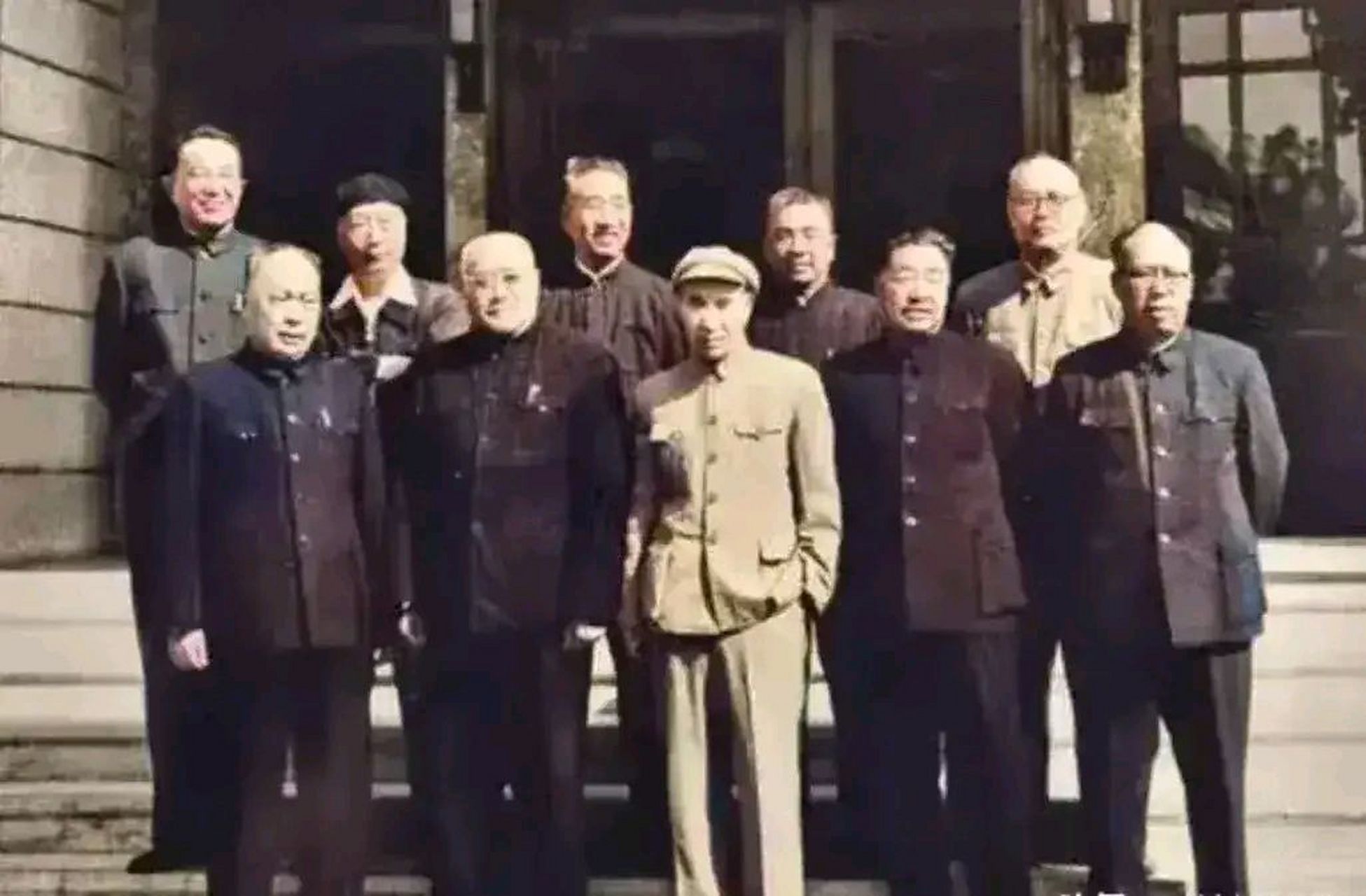 1962年,广州,八大元帅齐聚在一起的珍贵合影,照片中十大元帅只缺朱