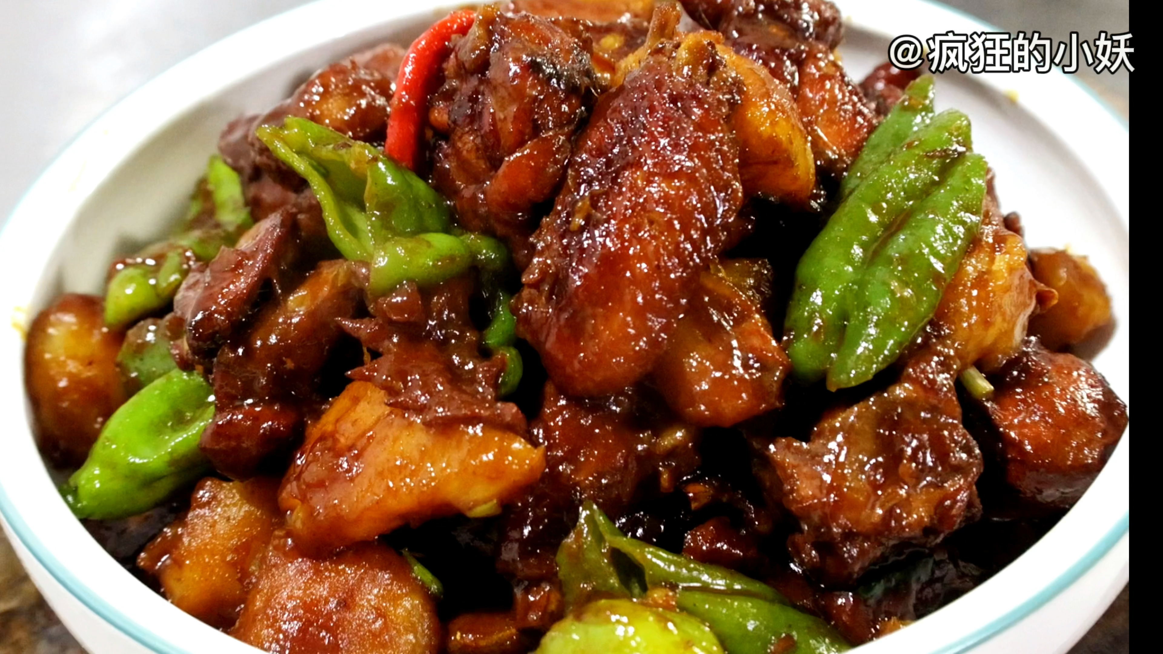 土豆鸡块的家常做法,色泽洪亮,鸡肉软烂,味道做得比饭店还好