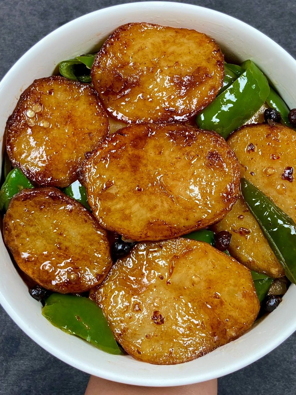 这样做的擂辣椒土豆片,外焦里软,香香辣辣的吃一片就停不下来!