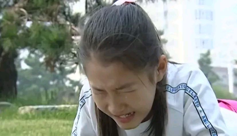 《突然心动》:女儿发现爸爸和女阿姨亲热装作不知,却佯装肚子疼