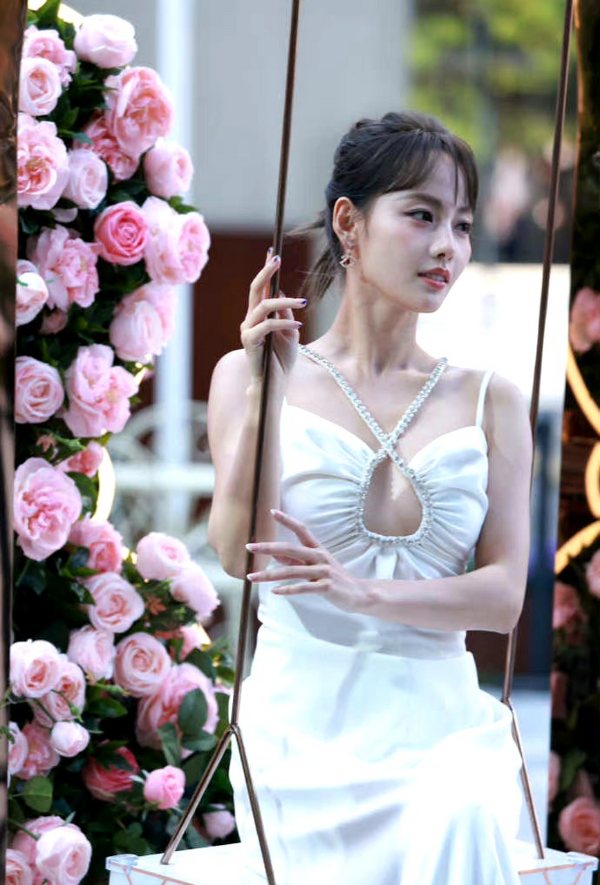 张嘉倪宝格丽活动,这个造型很哇塞!