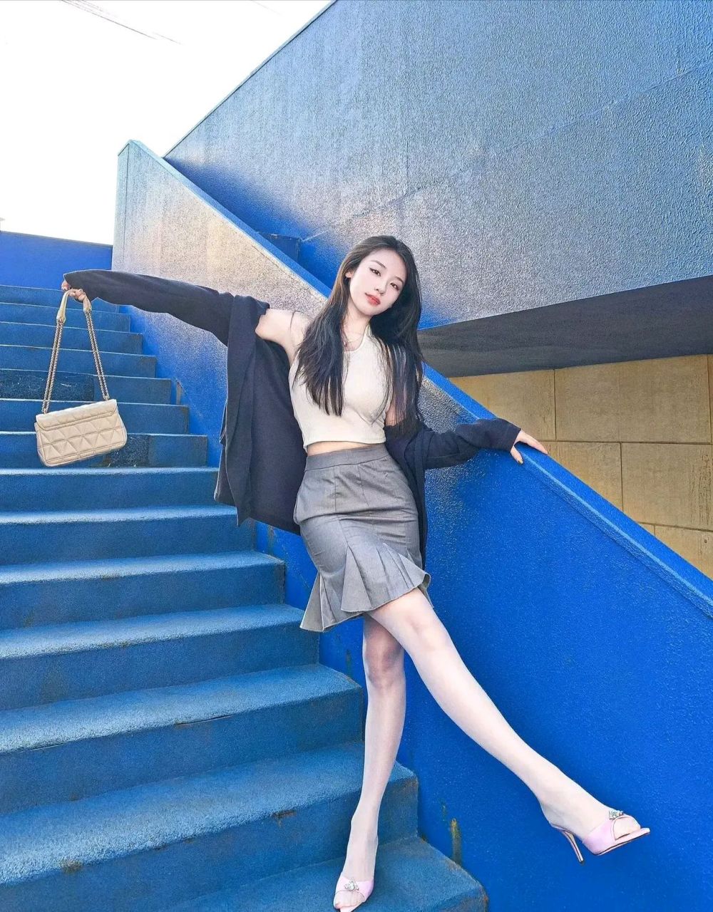 美女街拍蓝色背景墙真的很显白啊,小姐姐真的超级漂亮哦,你们觉得呢?