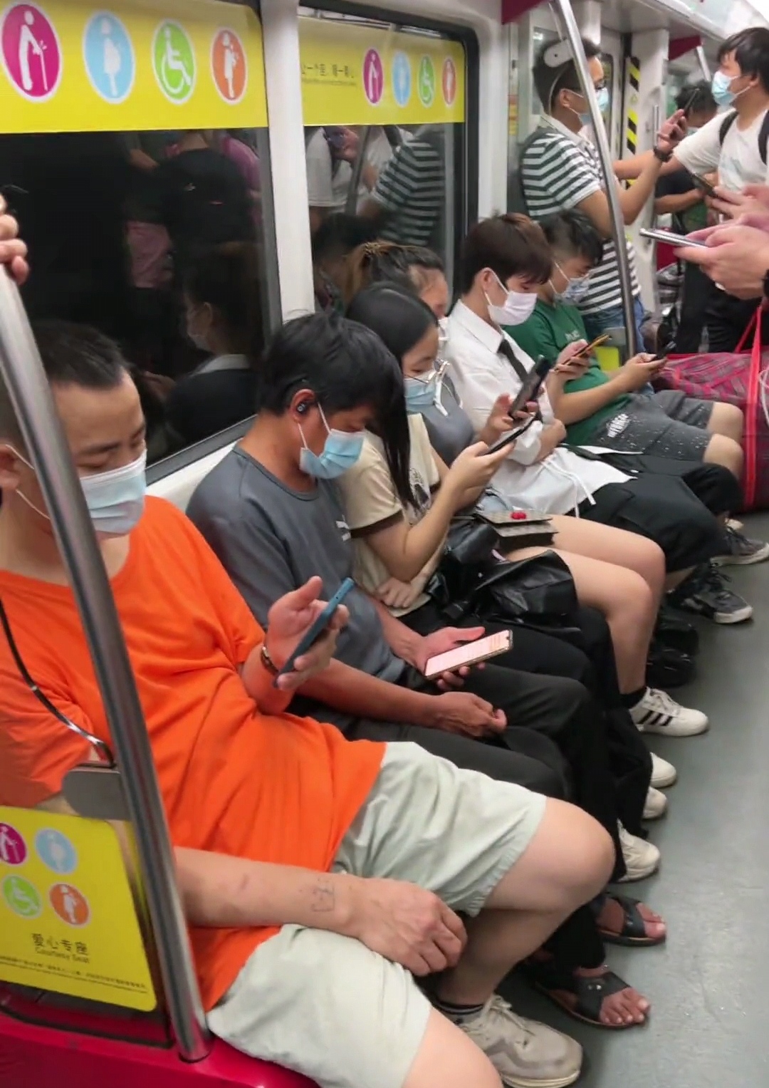 广州:女子抱娃坐地铁,年轻人全部低头玩手机,竟无一人主动让座