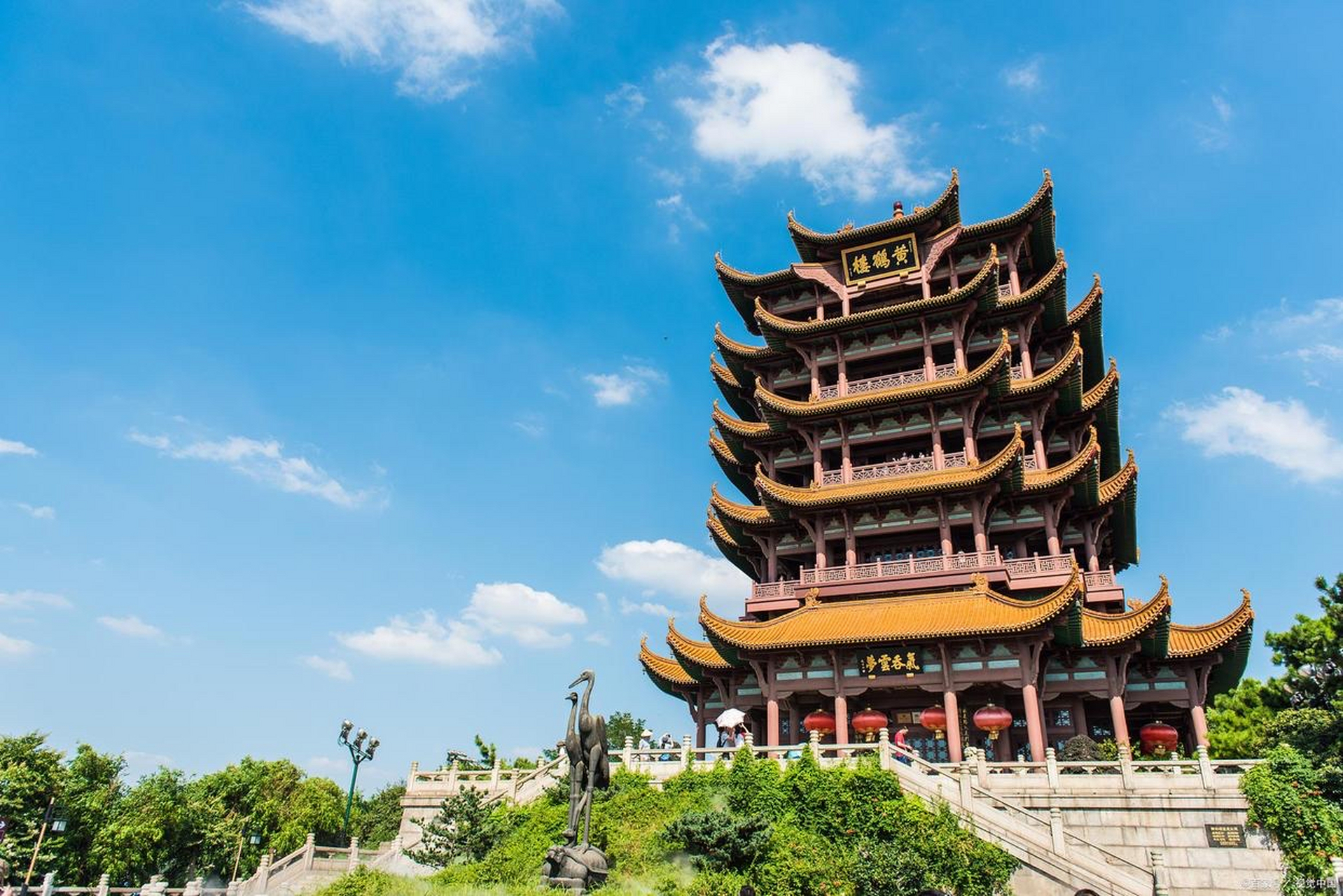 崔颢的《黄鹤楼》: 昔人已乘黄鹤去,此地空余黄鹤楼.