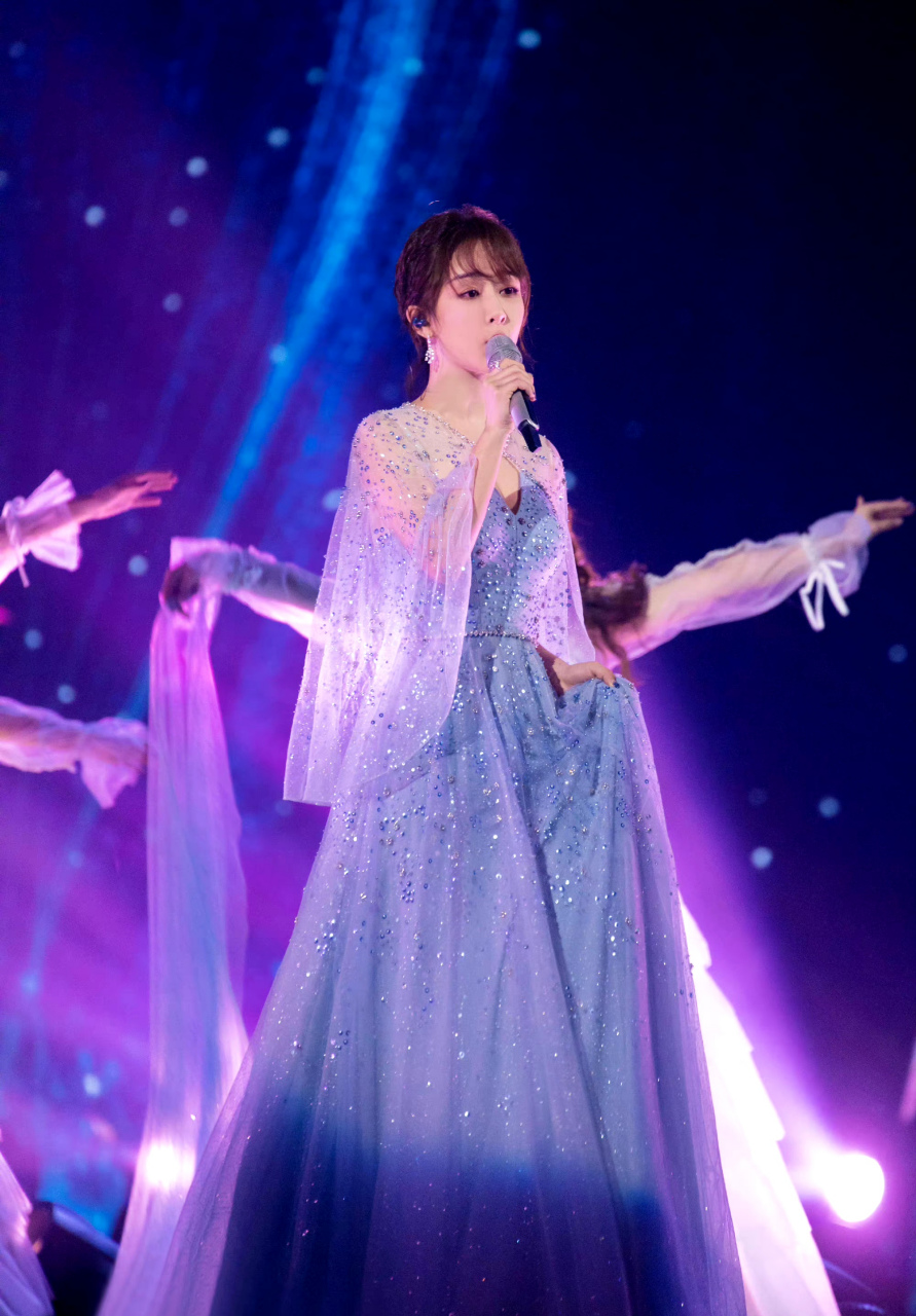 杨紫穿蓝色纱裙太仙了