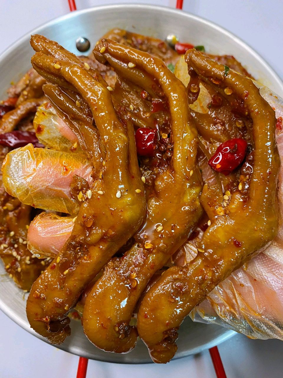 干锅鸭爪 香辣过瘾 越啃越香 超好吃95食材: 鸭爪,青红椒,洋葱,葱姜