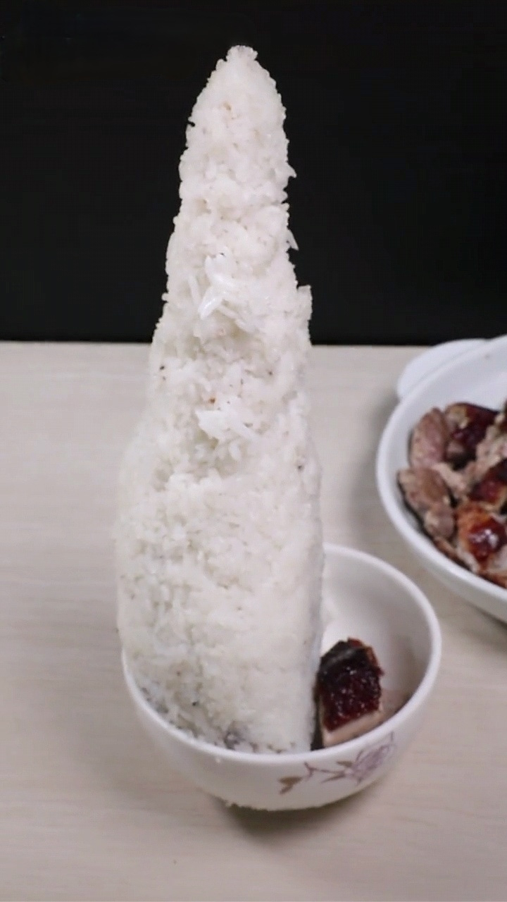 最近减肥,规定自己每顿最多只能吃半碗饭.