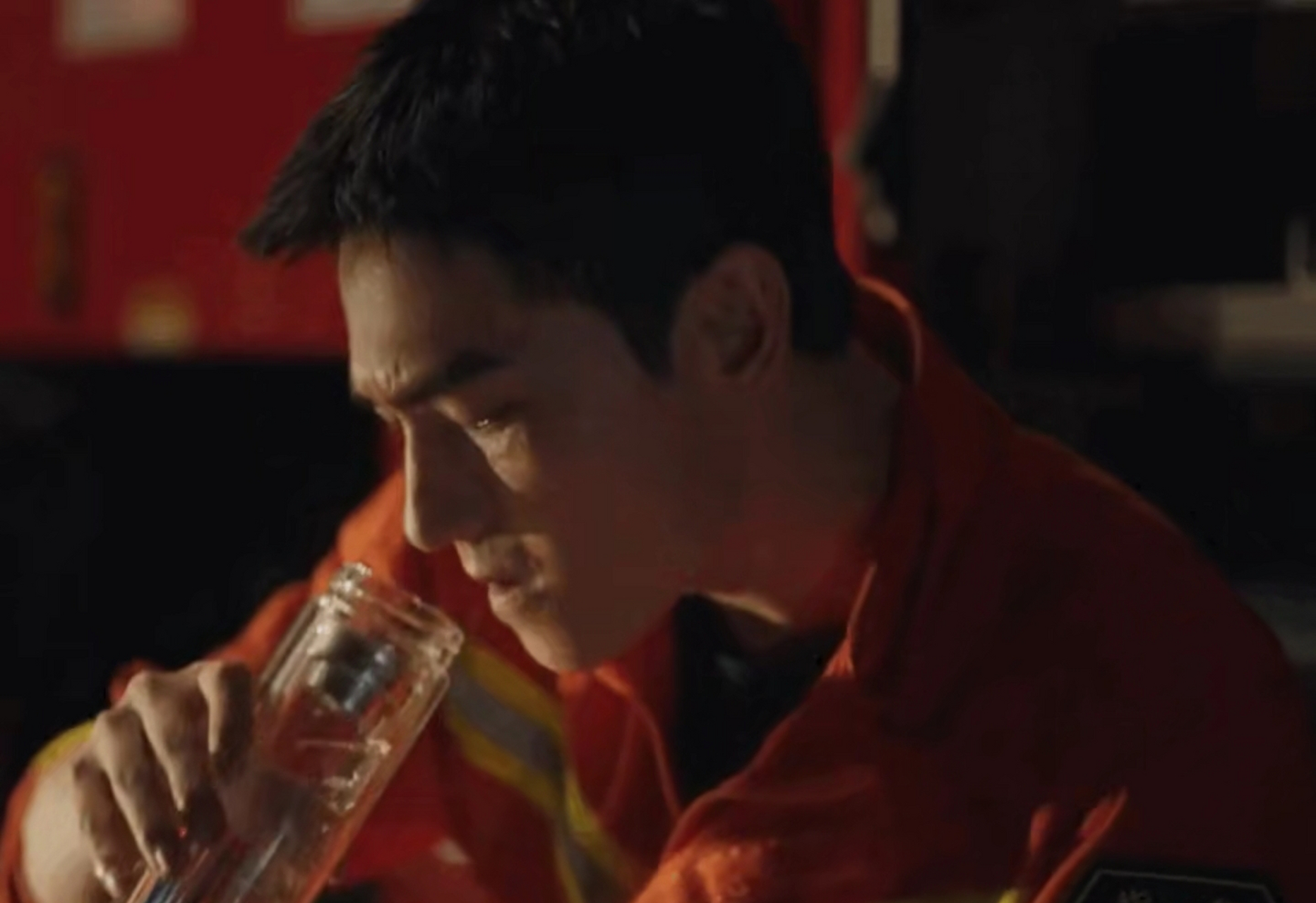 网友神评:喝水 喝酒 和喝油#杨洋你学学黄晓明吧