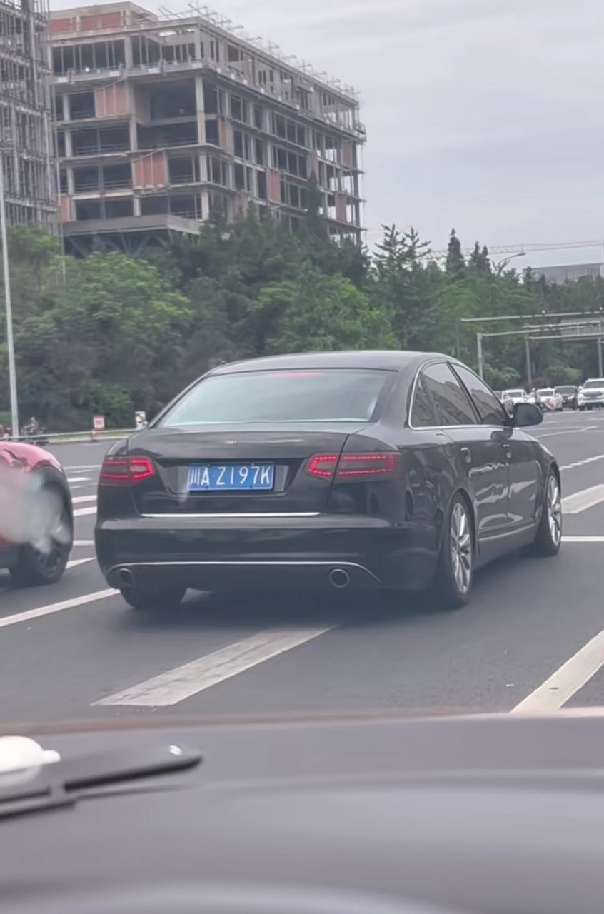 看到一辆这样的奥迪车,奥迪的四个圈怎么这么小?