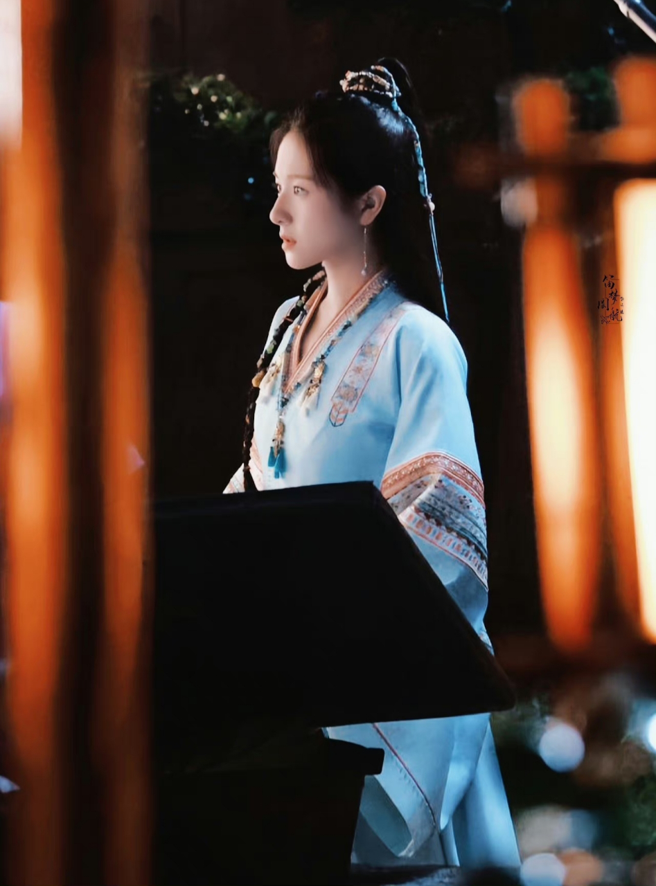 电视剧《流水迢迢》女主李兰迪的路透造型来啦!