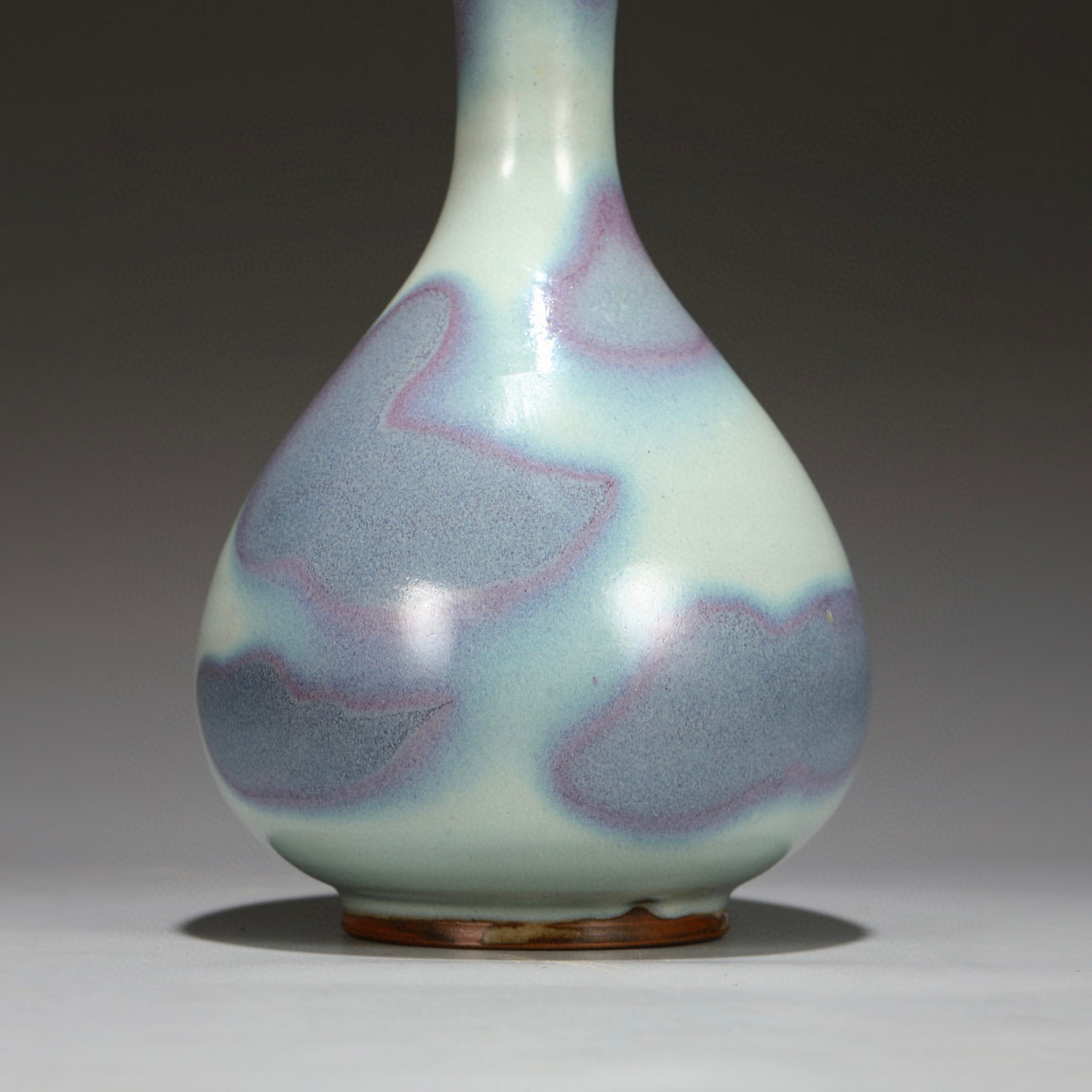 旧藏 北宋 钧窑天蓝釉紫红斑胆瓶. 尺寸:高25.3公分 肚径12.2公分