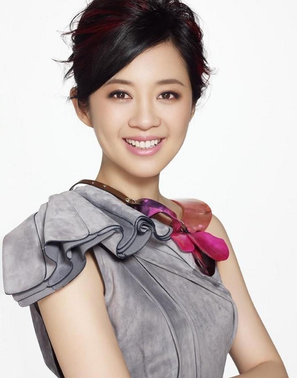 晚上8点,美女主持人许戈辉突然打电话给余秋雨:"地震,逃不逃?""逃!