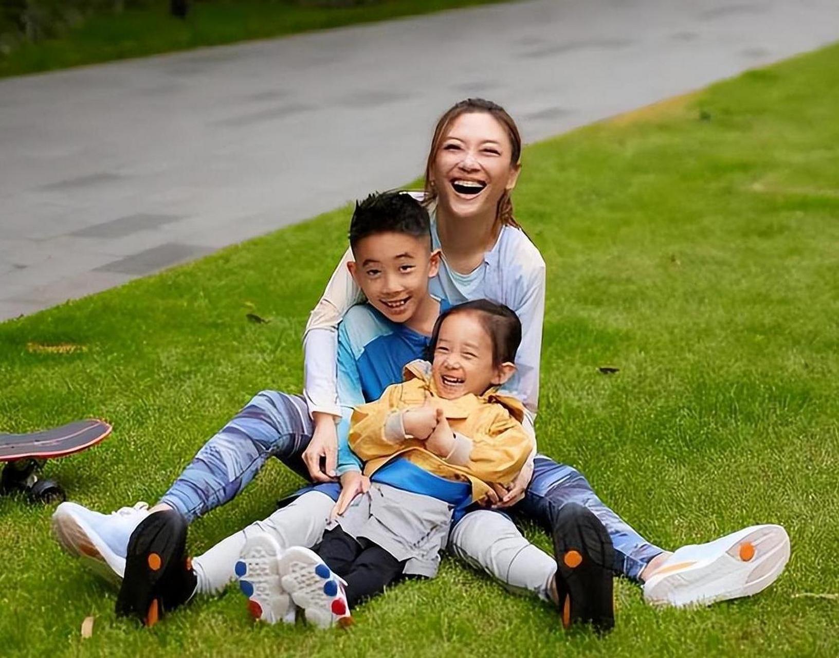 随手拍的冬季封神照片# 应采儿近日晒出了与二胎儿子hoho的合照,曳ⅱ