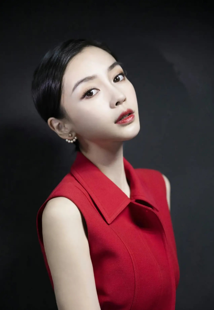 看杨幂穿红色短裙显的精致美丽,小巧玲珑!韵味十足!#杨幂# #娱乐