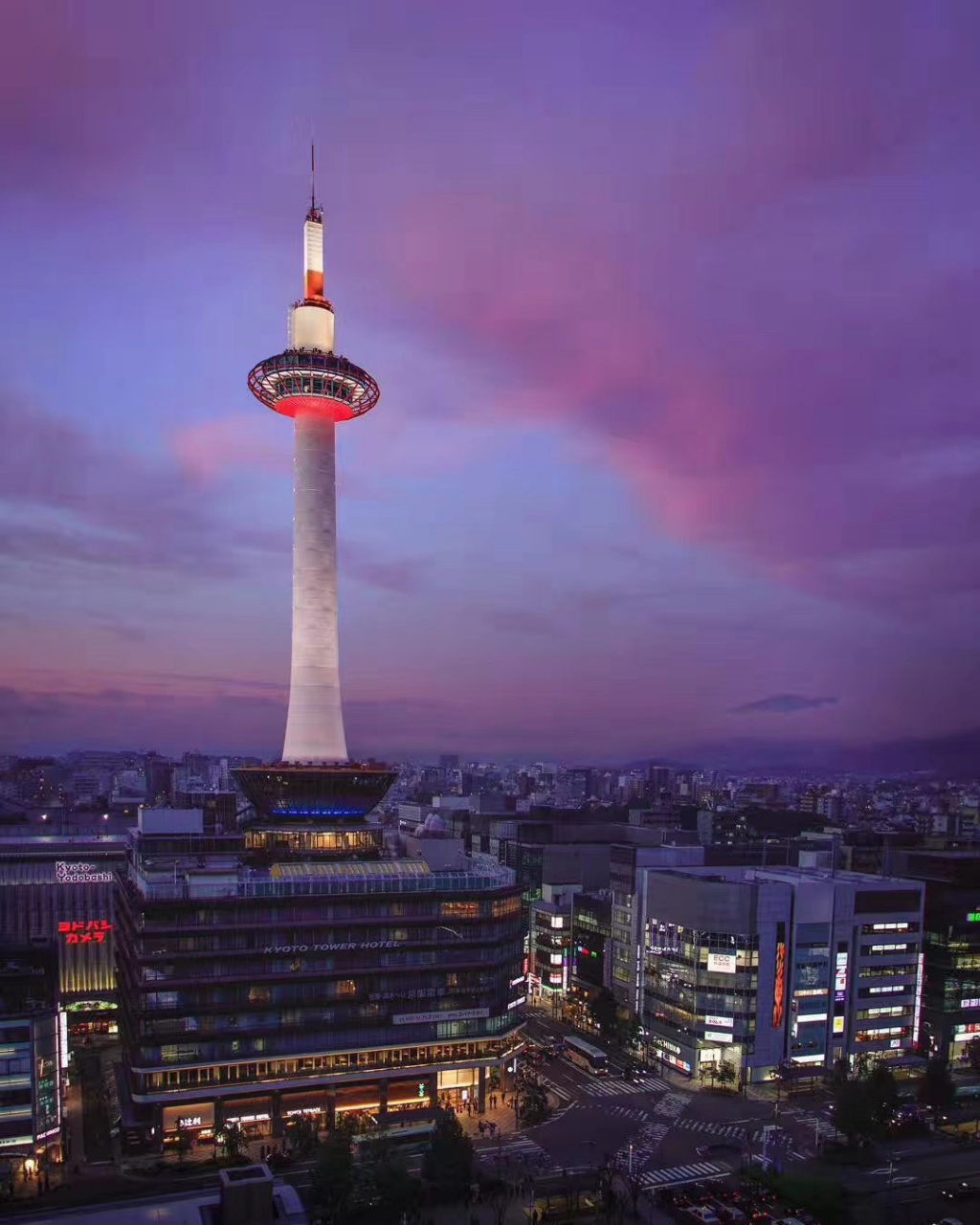 离开前,  看到晚霞下的京都塔,  有着与白天完全不同的感觉,  透着一