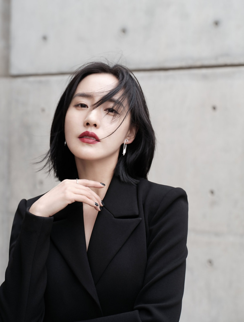 王智一身黑色系好美好有气质呢[心]状态好好呢,王智你穿黑色西装好美