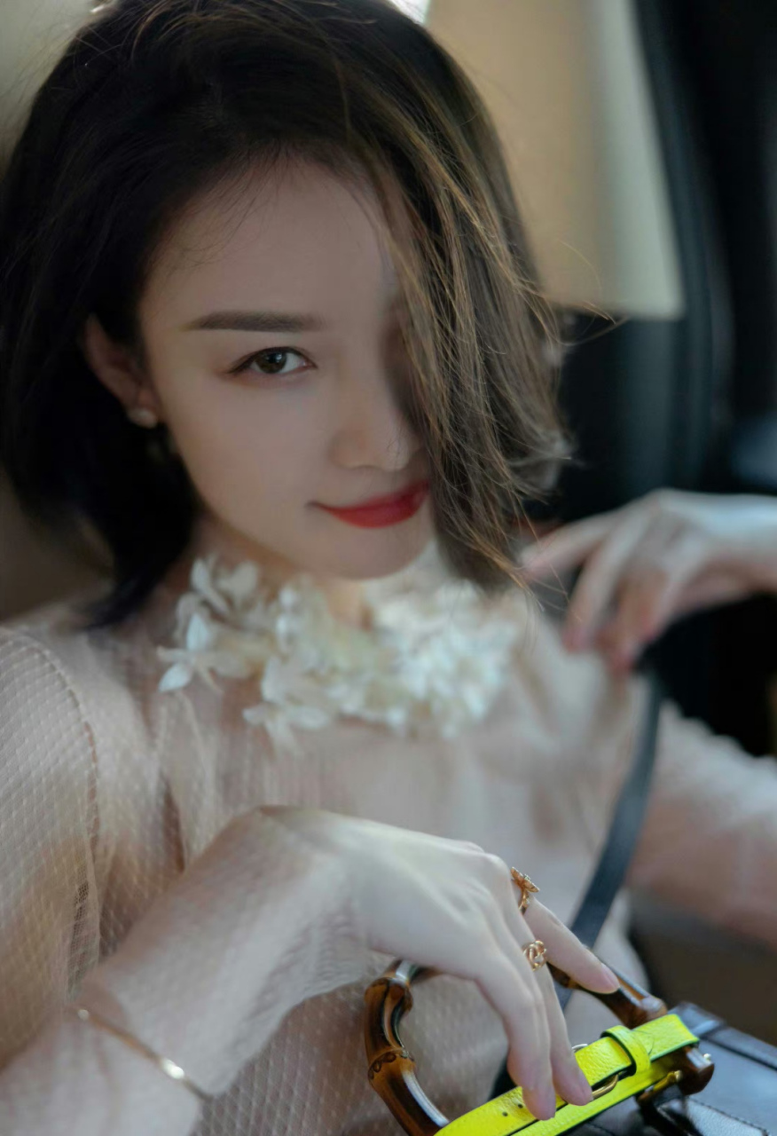 倪妮# 雪肤玉貌,明眸皓齿,清纯妩媚,迷离的眼神勾人魂魄