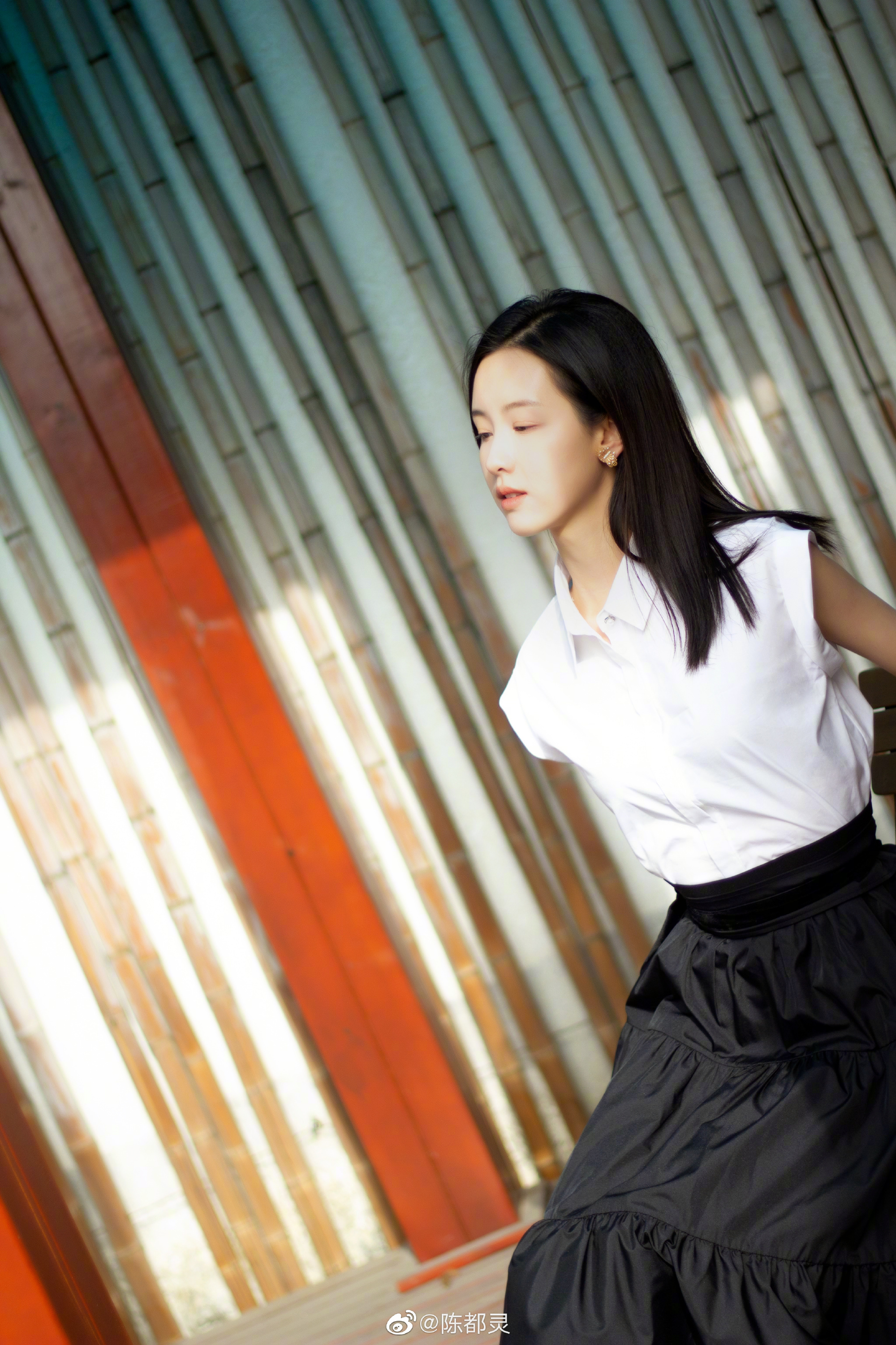 陈都灵白衬衫黑裙写真大片