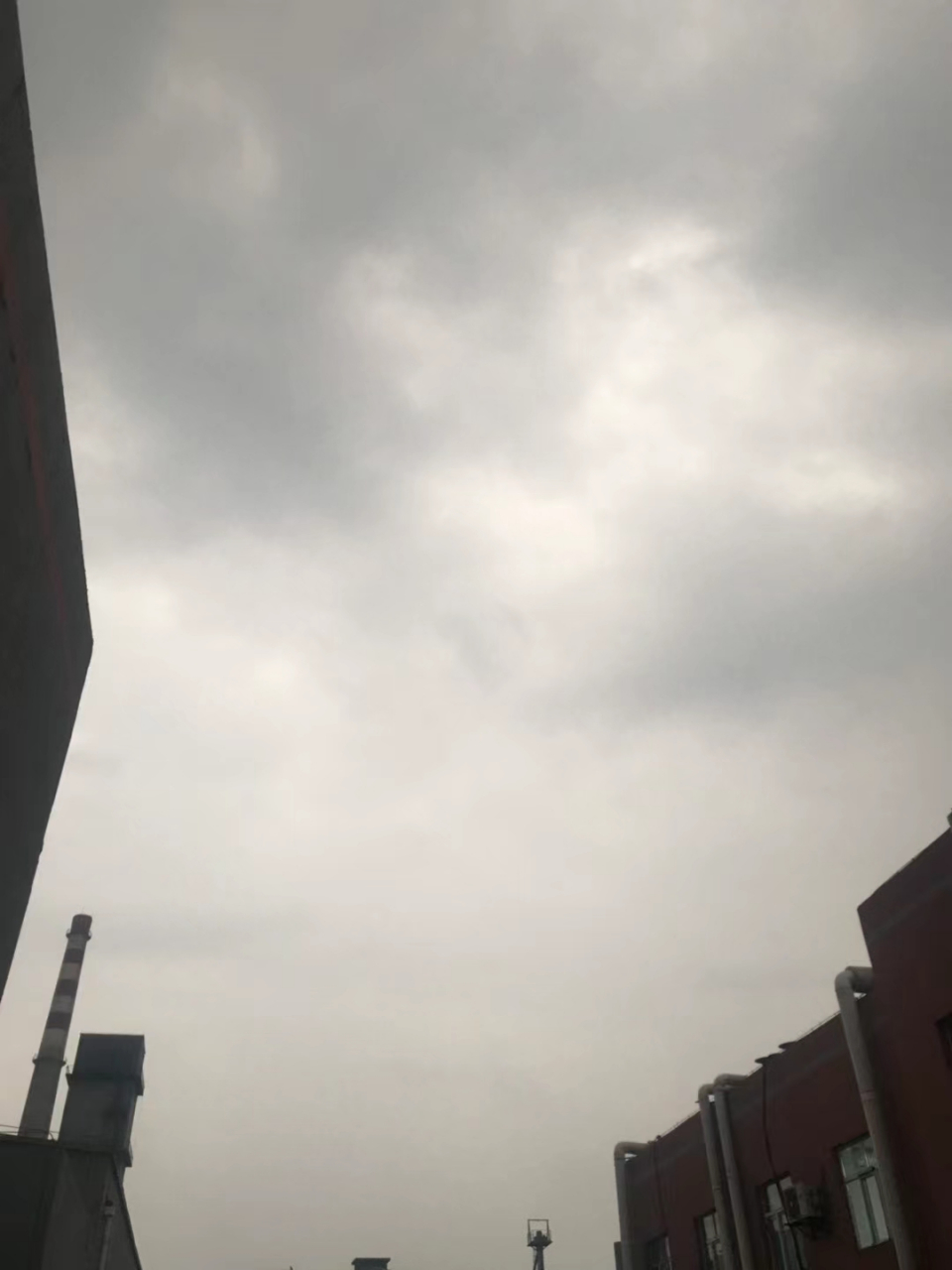 大雨将至,天空灰的好像刚哭过一样#娱乐