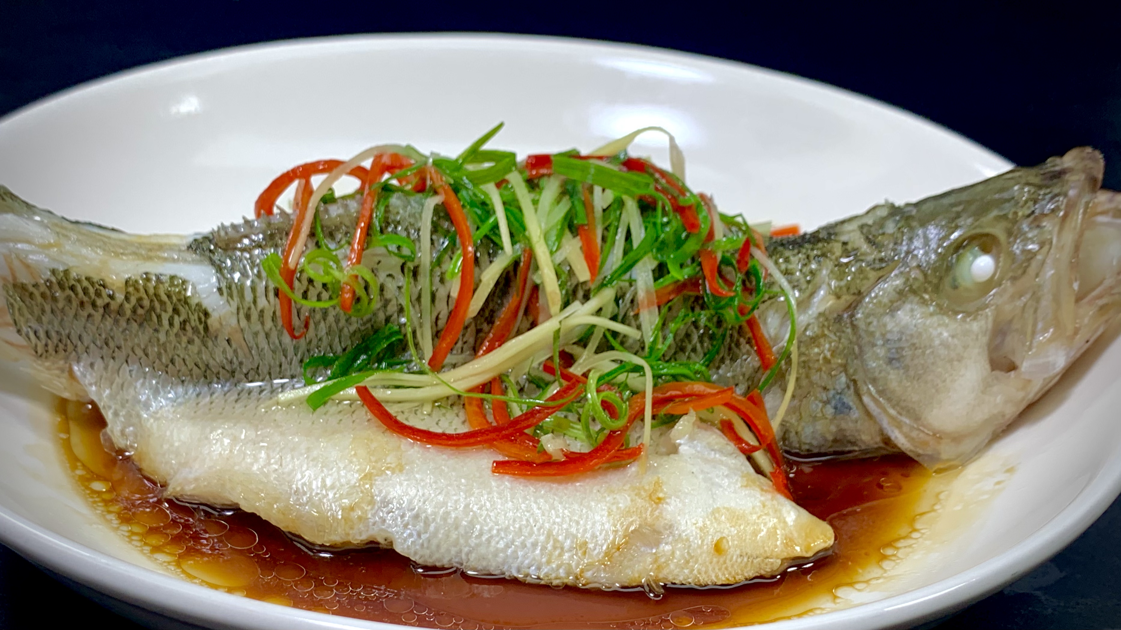 为什么广东厨师做的清蒸鲈鱼这么好吃，鲜嫩多汁，不柴也不腥