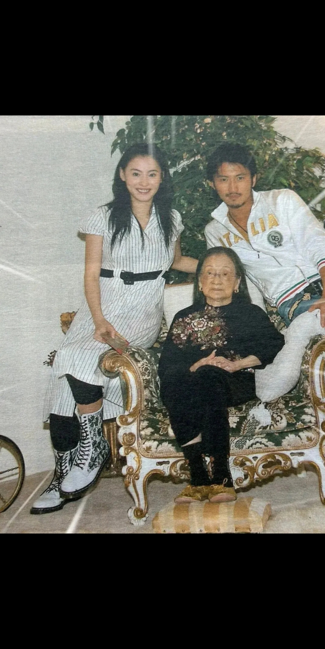 谢霆锋和怀孕的张柏芝一同去看望奶奶,这一幕让人不禁回想起他们当年