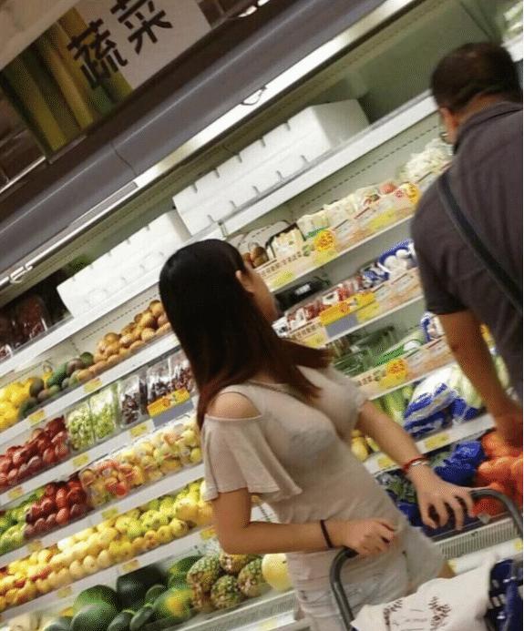 在超市看到一妹子,衣服好像是透明的,好想去加她个好友