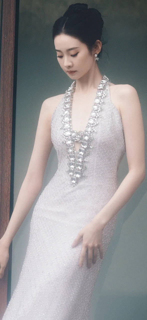 百家号星火计划# 张艺凡高清壁纸,深v露背礼服的穿搭真的好显气质