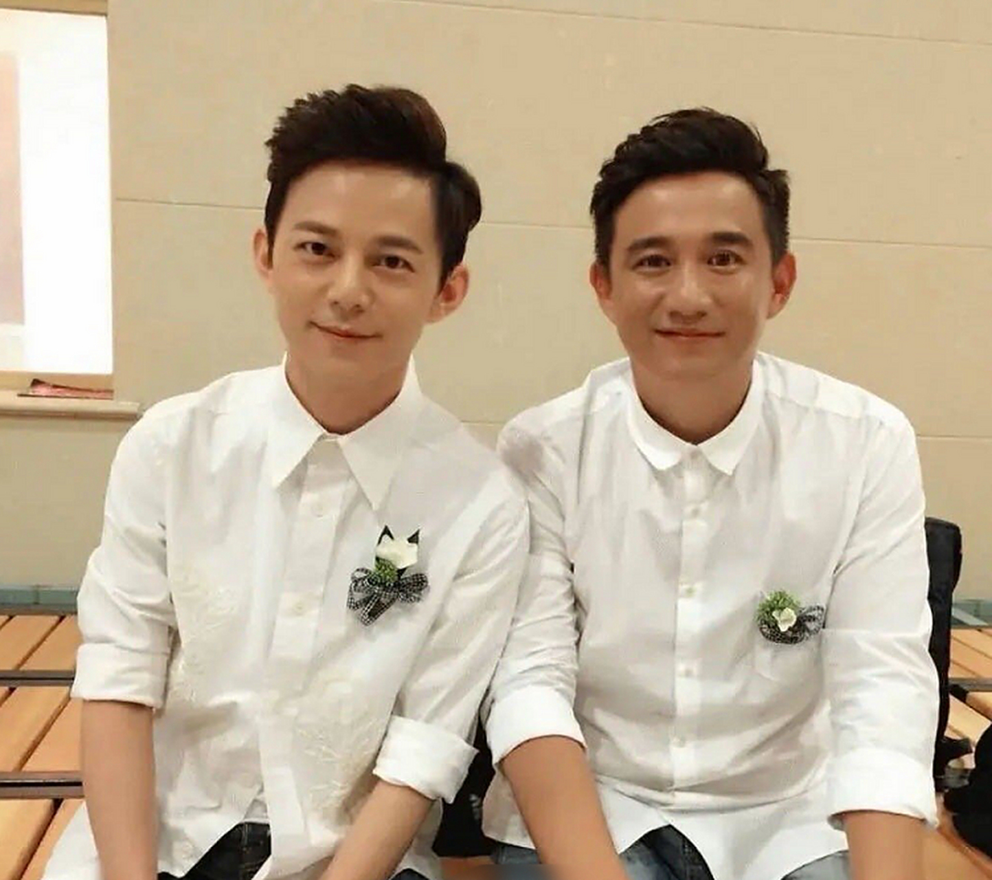 一次,黄磊骨折了,打着石膏在厨房忙活,何炅一进门就嚷嚷道:"赶紧做饭!