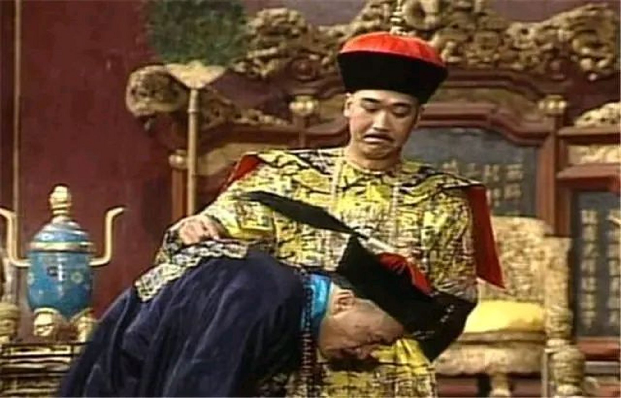 《君臣斗》是相声中的一曲目,讲述了乾隆皇帝,刘墉和和珅之间发生的