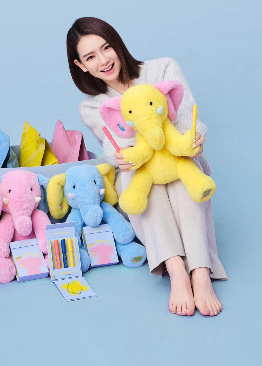 演员戚薇露出美脚拍摄写真集,2011年,戚薇主演都市情感剧《夏家三千金