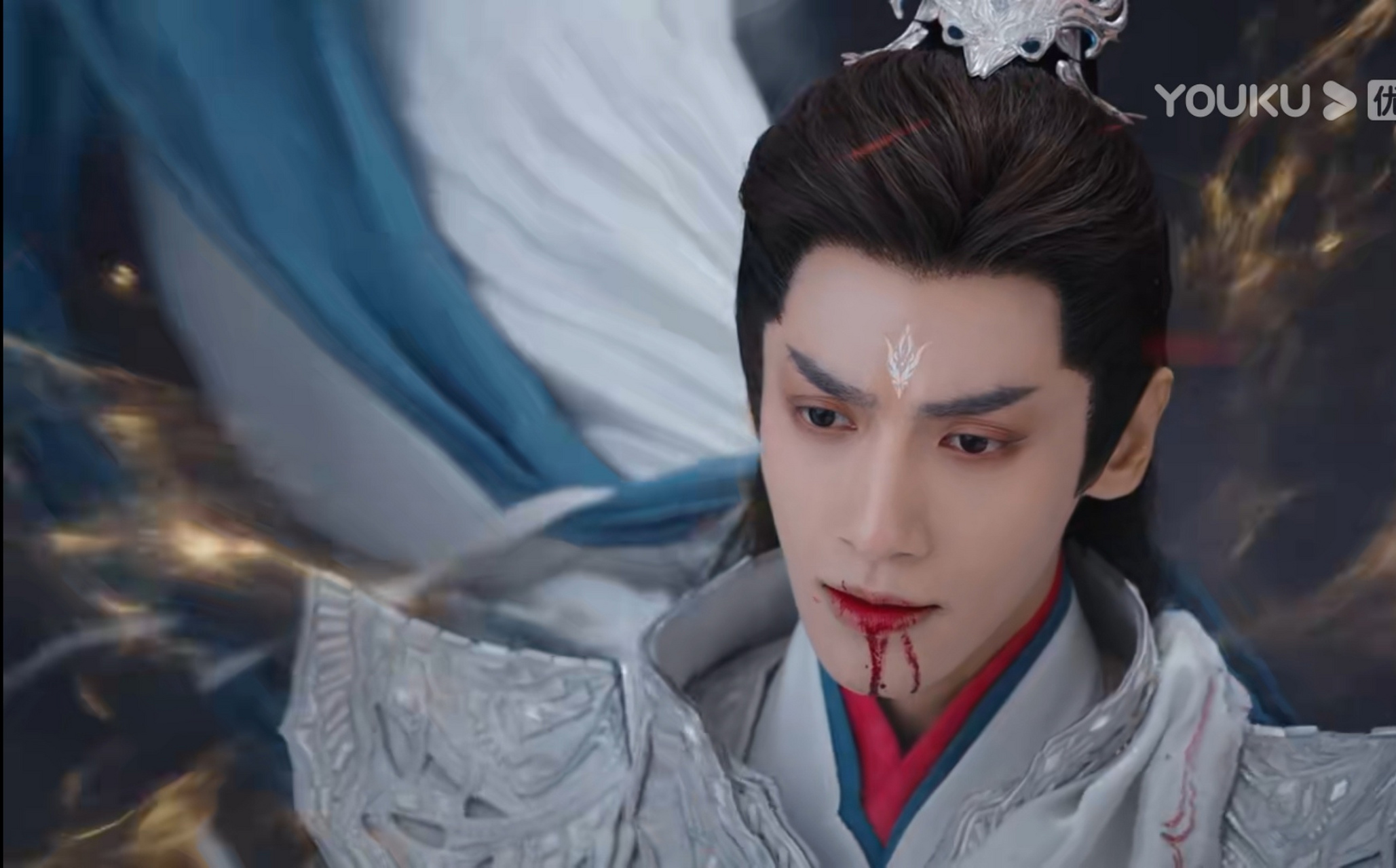 好在被桑酒及时救回,桑酒手捧着奄奄一息的小蛟龙