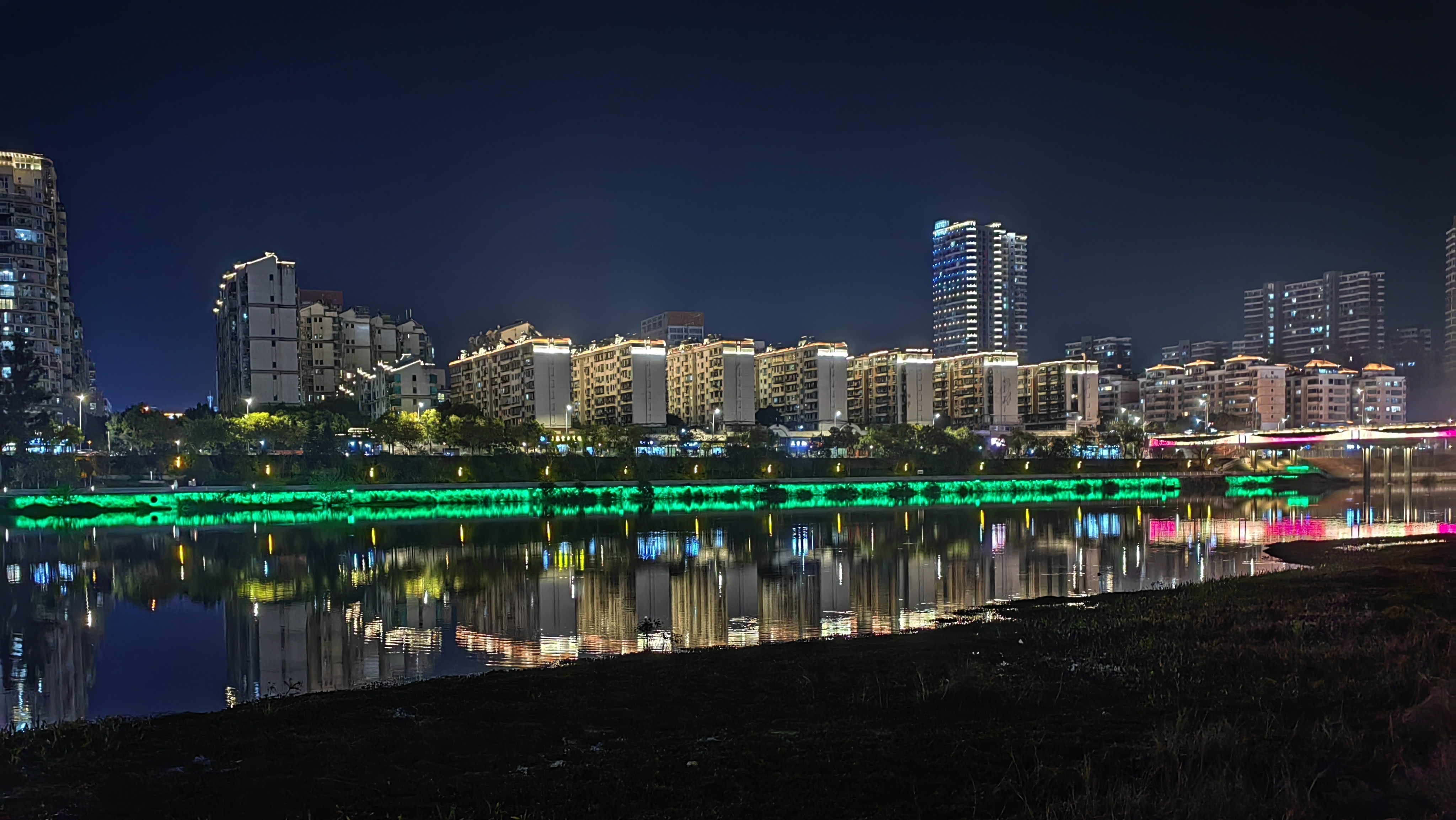 快快快……,真的憋不住了,我赶紧找了块在小河旁草地蹲了下来,唱起