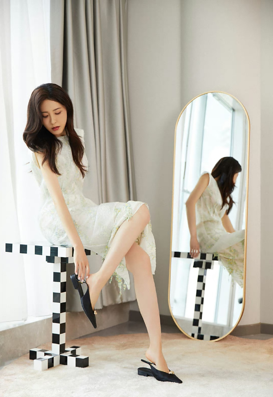 曾黎# 肤白貌美的容颜,清纯甜美,纤瘦高挑的身材,白皙水嫩的大长腿