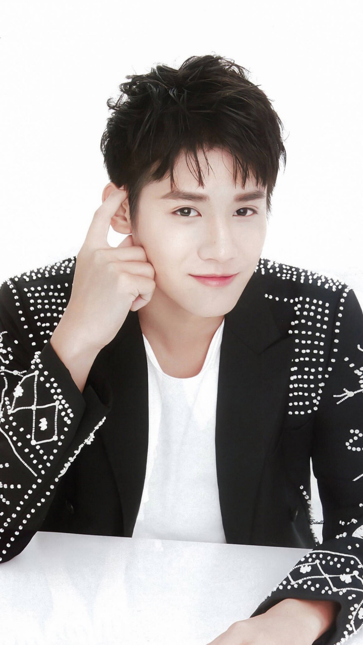 郑业成道歉了!当众吸烟扔烟头,太没素质了!被网友抓到现行,公开道歉!