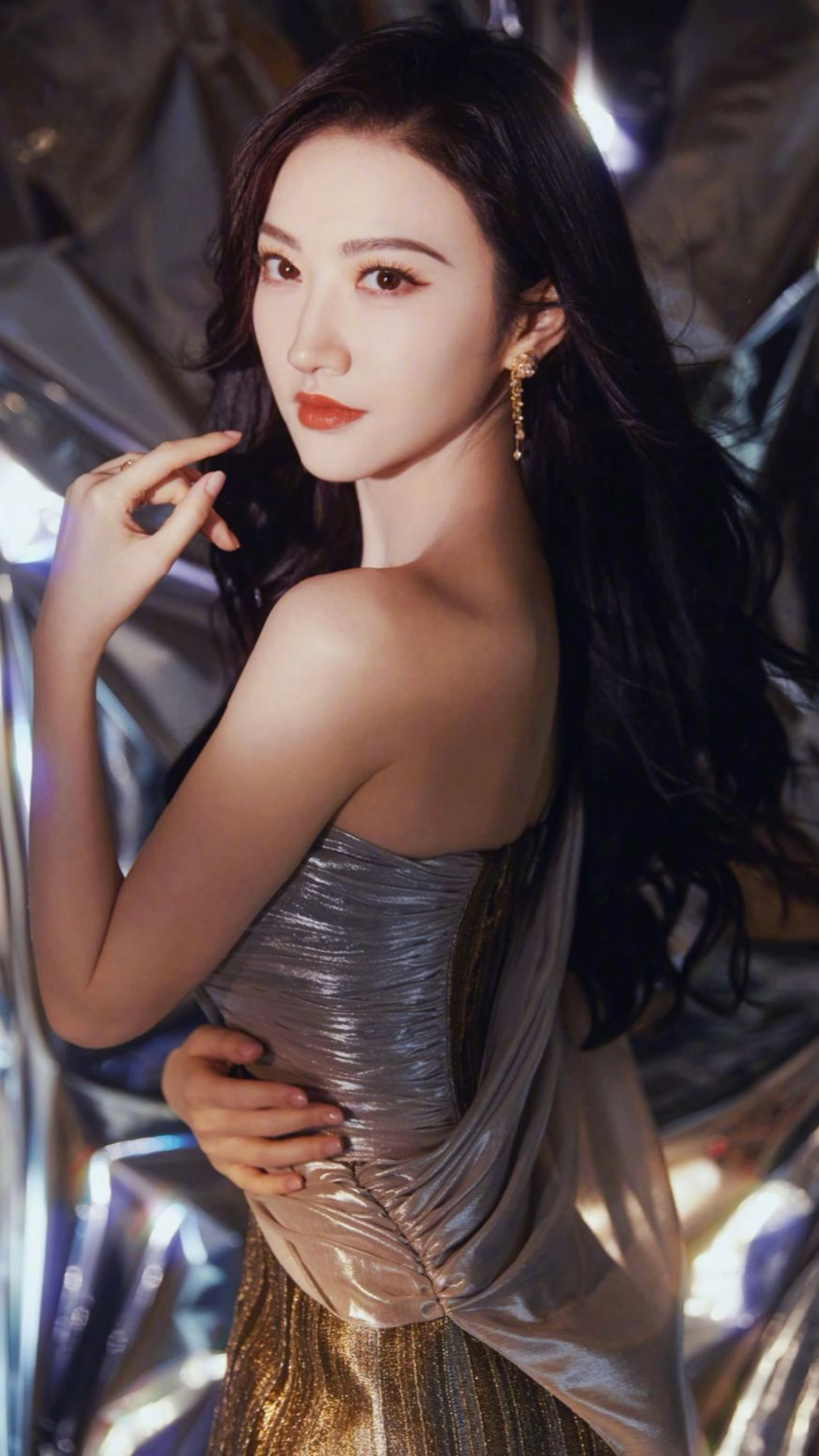 女神景甜婀娜多姿露秀眉回眸一笑尽妩媚